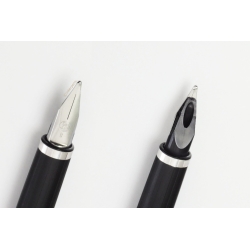 Pelikan P630 Signum Edelstahl B Feder Duritan Dunkelblau Patronenfüller