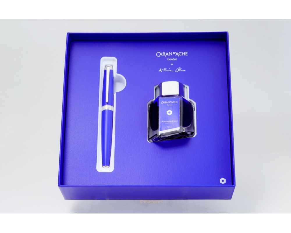 Caran D'ache :: Scrittura e Ufficio :: Matite Professionali :: Caran d'Ache  - Cofanetto regalo LÉMAN KLEIN BLUE® Penna Stilografica con Portainchiostro  - Edizione Limitata