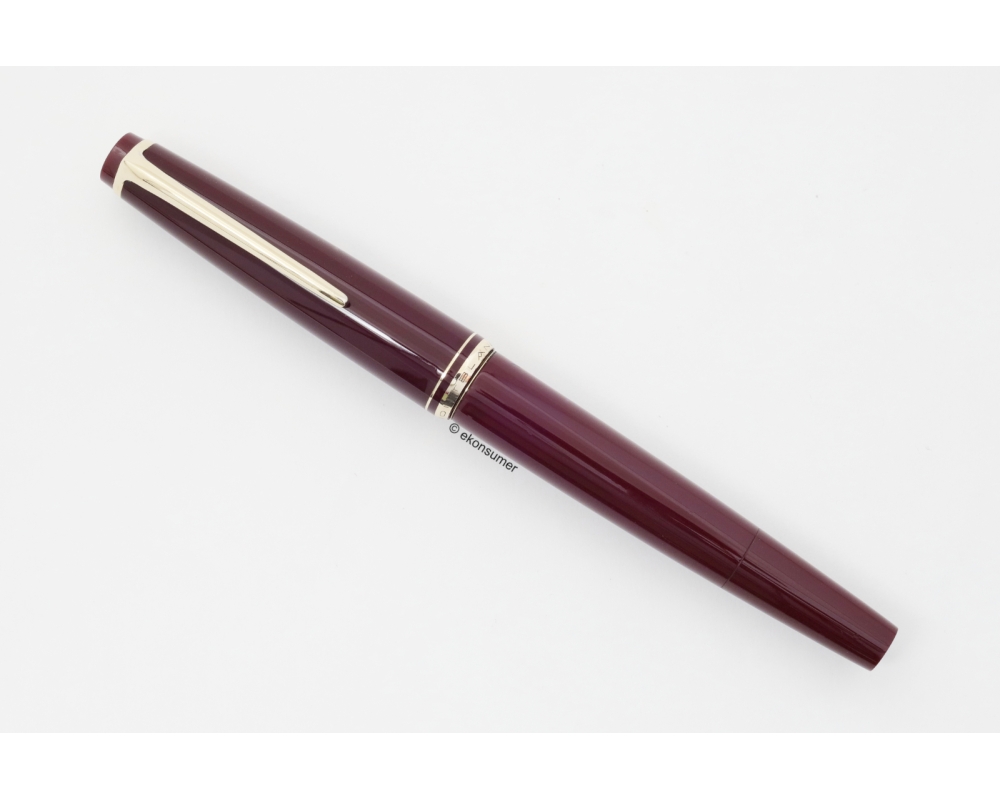 Montblanc 22 Burgundy Piston-filler 14C F Gold-nib 1960s Design Export-model
